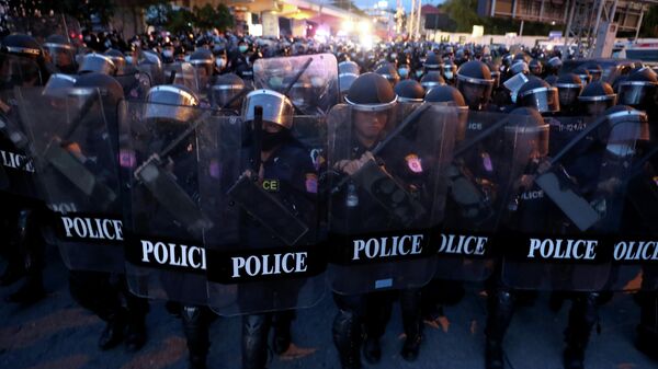 Сотрудники правоохранительных органов Таиланда во время акции протеста в Бангкоке