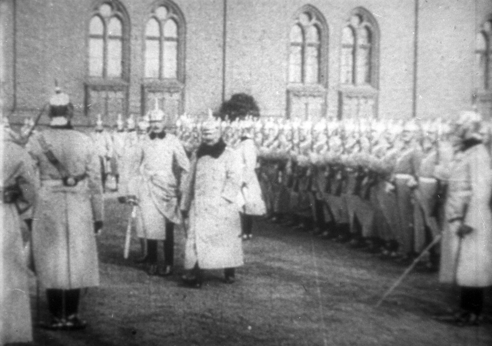 Германский император Вильгельм (в центре) принимает парад войск.  - РИА Новости, 1920, 15.10.2020