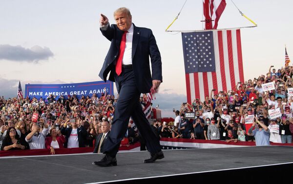 Президент США Дональд Трамп на предвыборном митинге, проходящим под лозунгом Сделаем Америку снова великой, в международном аэропорту Орландо Сэнфорд
