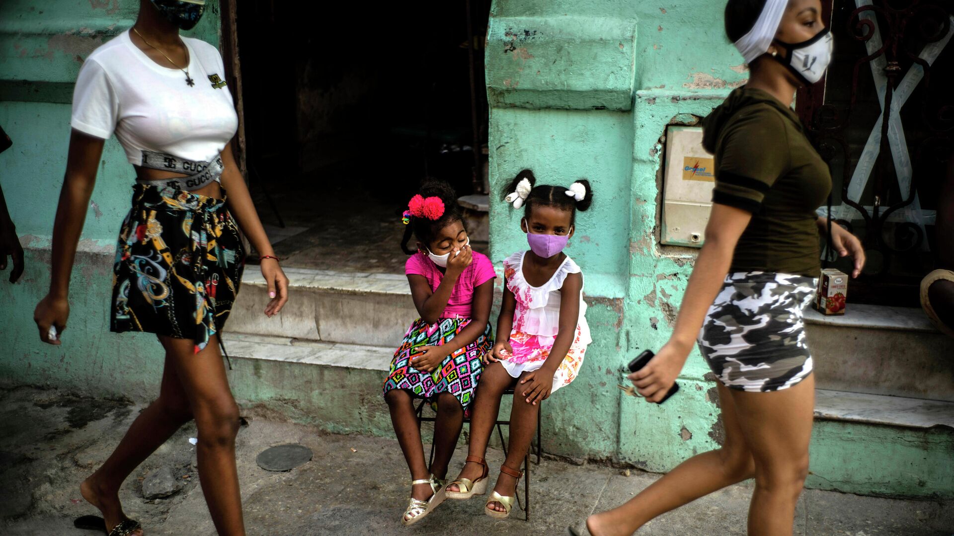 Девочки в защитных масках ждут своих родителей на улице Гаваны - РИА Новости, 1920, 05.09.2021