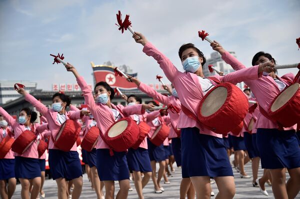 Участницы массовой демонстрации по случаю начала 80-дневной трудовой кампании в Пхеньяне