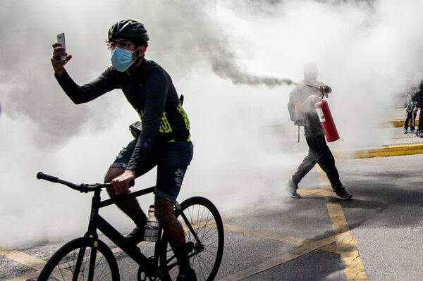 Столкновения протестующих в с полицией в День Колумба в Сантьяго 