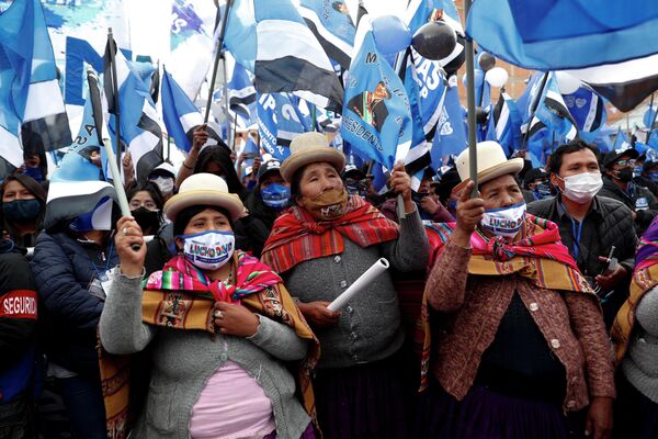 Сторонники Луиса Арсе, который баллотируется в президенты от партии Движение к социализму принимают участие в заключительном предвыборном митинге в Эль-Альто, Боливия