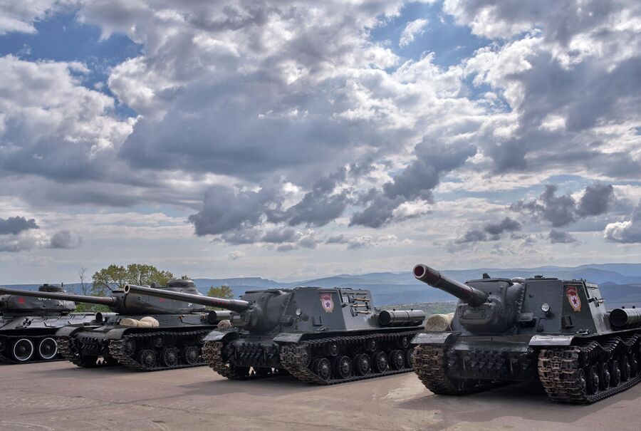 Военная техника времен Великой Отечественной войны на территории мемориального комплекса Сапун-гора в Севастополе
