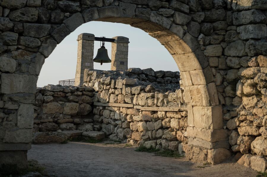 Руины и сигнальный колокол на территории национального заповедника Херсонес Таврический в Севастополе