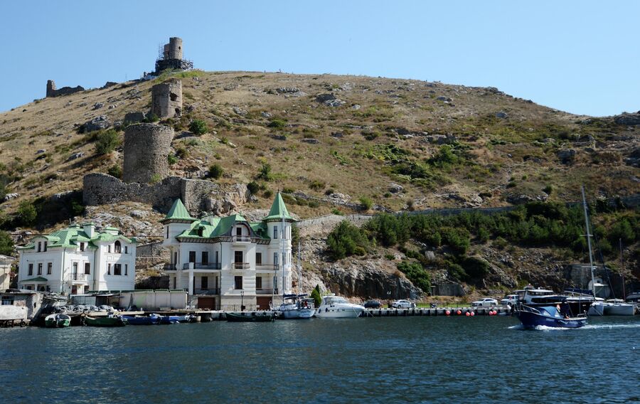 Катера, лодки и яхты в акватории Балаклавы в Крыму