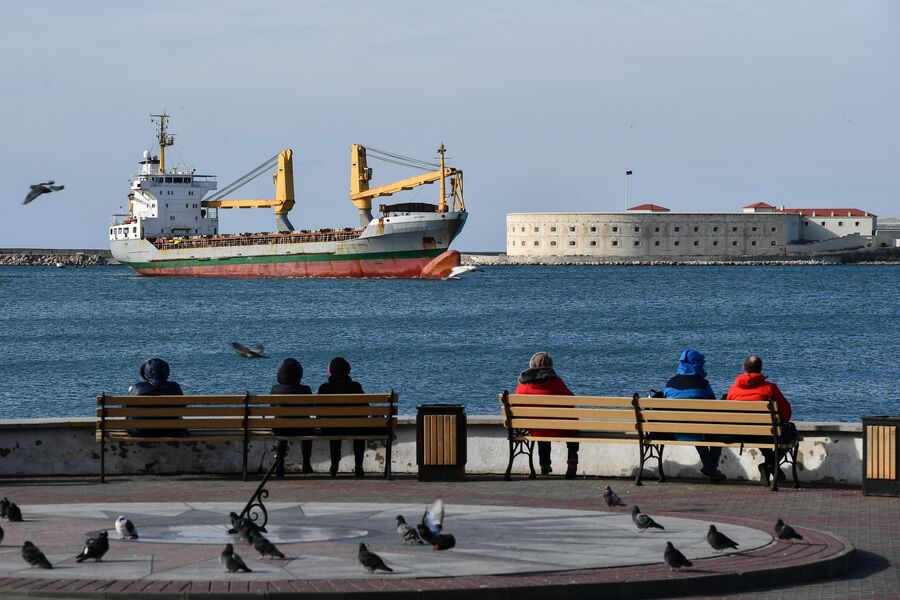 Вид на грузовой корабль и Константиновский Форт с набережной Севастополя