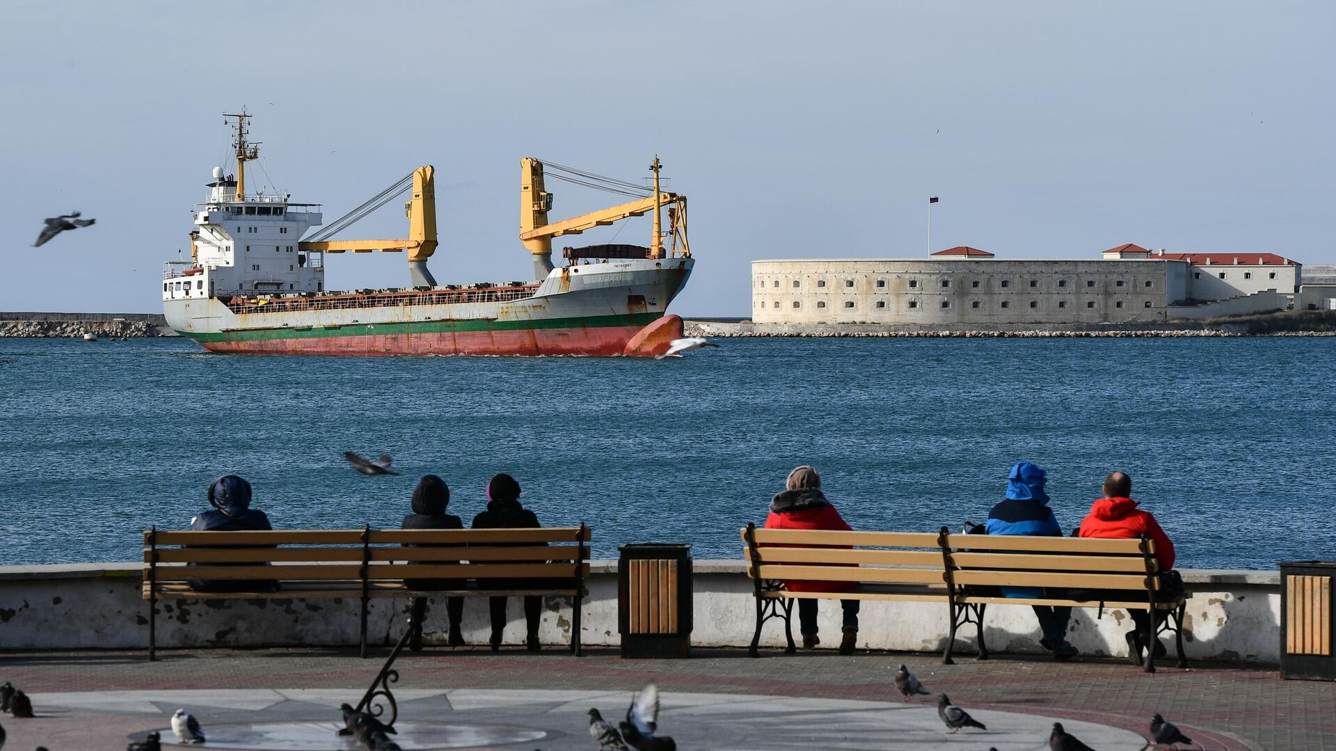 Вид на грузовой корабль и Константиновский Форт с набережной Севастополя - РИА Новости, 1920, 26.02.2022