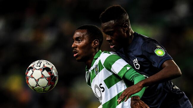 Sporting's Portuguese forward Rafael Camacho (L) challenges  Belenenses' Portuguese defender Nilton Varela (R) during the Portuguese League football match between SL Sporting CP vs Belenenses SAD at Alvalade stadium in Lisbon on November 10, 2019. (Photo by PATRICIA DE MELO MOREIRA / AFP)