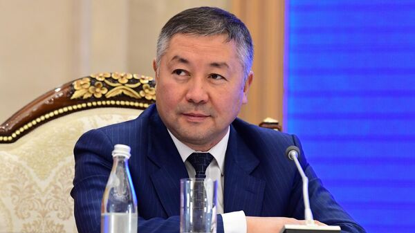 Спикер парламента Канат Исаев на внеочередном заседании парламента в Бишкеке