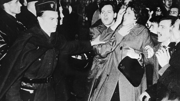 Полиция разгоняет демонстрацию, участники которой требуют прекращения войны в Алжире. Ноябрь 1961 года. Репродукция фотографии из фондов института Мориса Тореза в Париже.