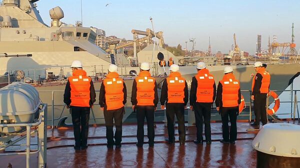 Члены экипажа сторожевого корабля Дагестан, выходящего в море для участия в учениях Каспийской флотилии
