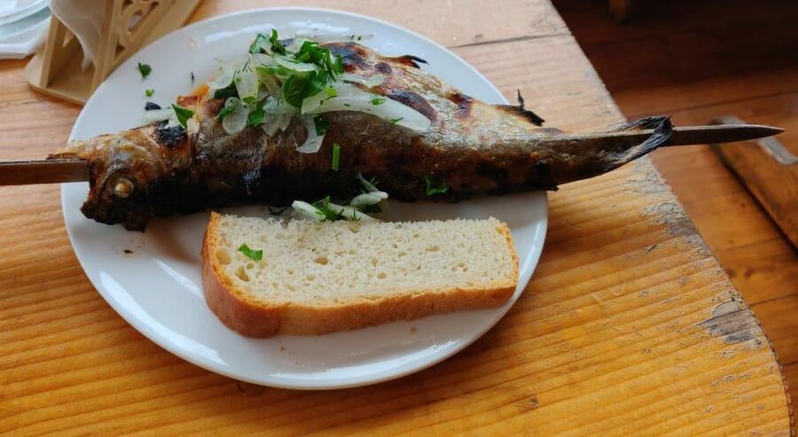 Рыба на обед в кафе на озере Рица