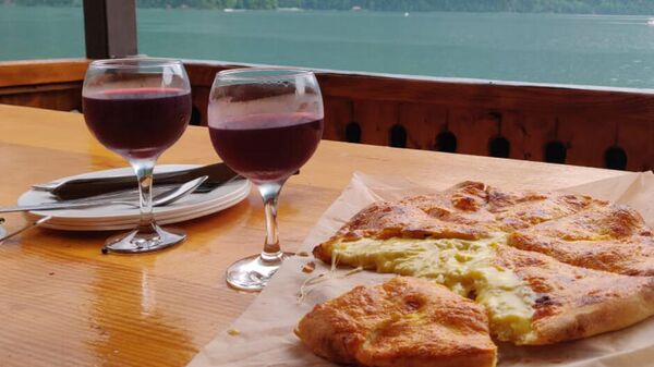 Обед на озере Рица