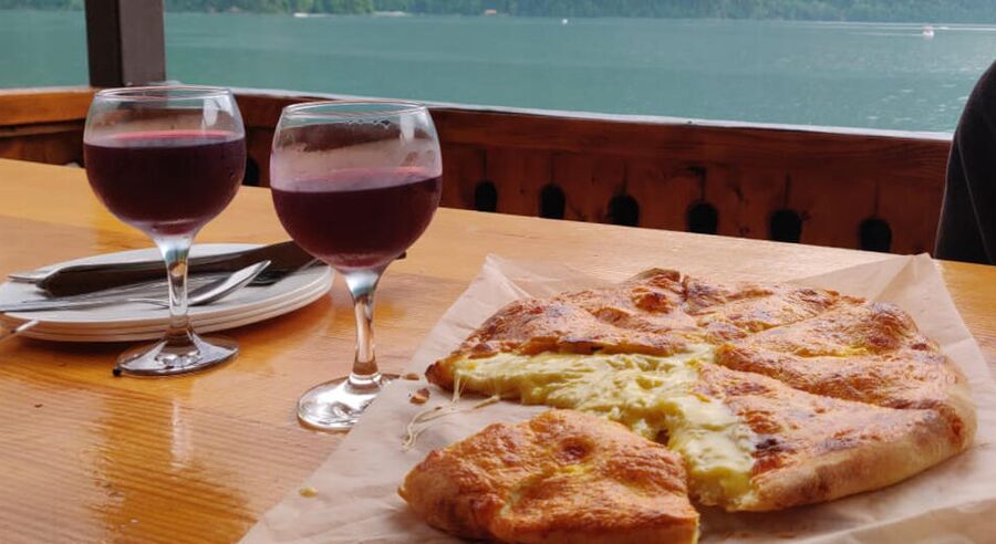 Обед на озере Рица