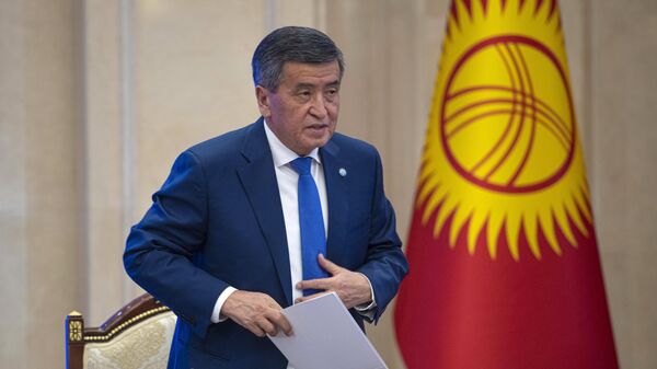Сооронбай Жээнбеков на внеочередном заседании парламента Киргизии