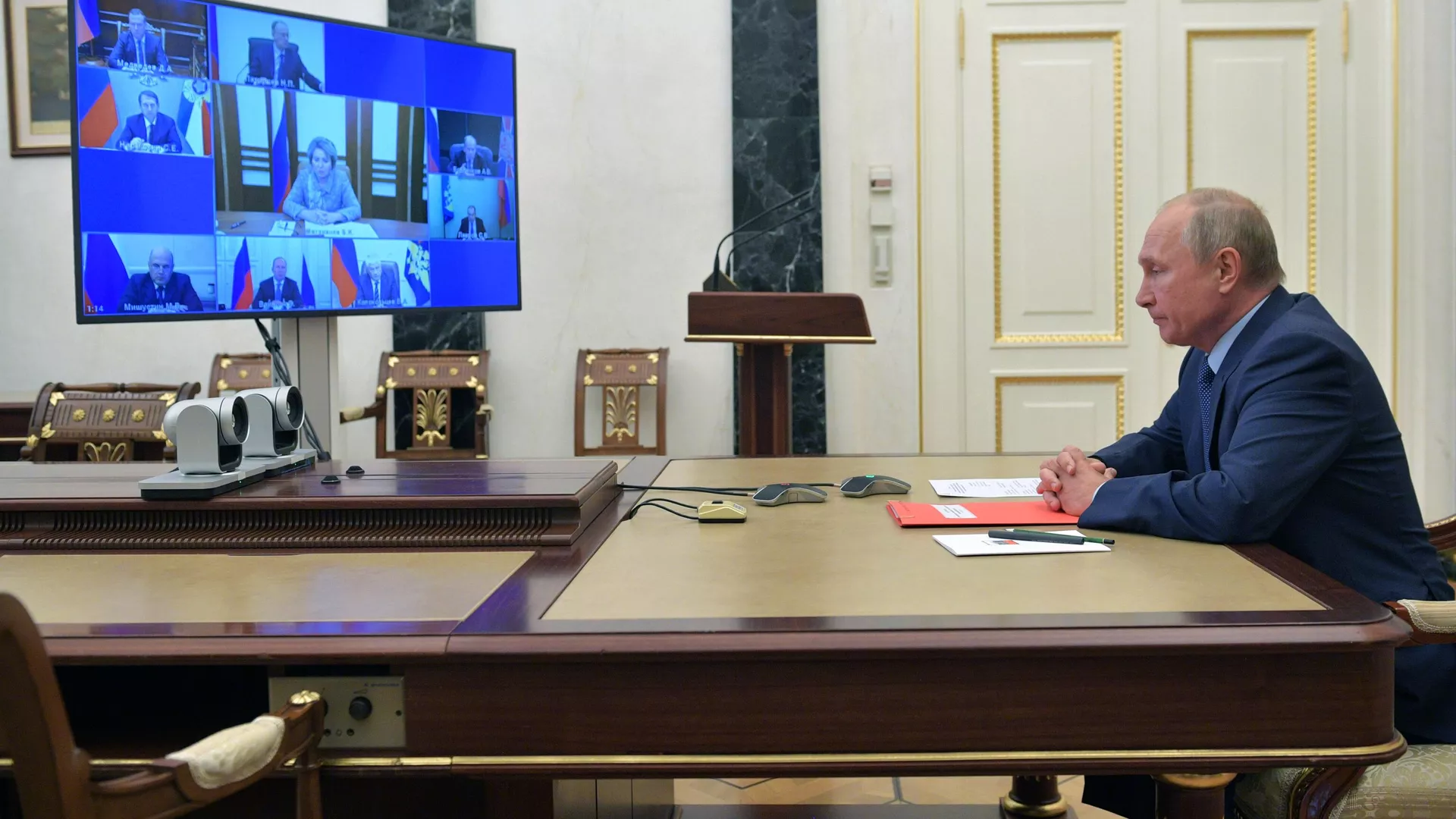 Президент РФ Владимир Путин проводит оперативное совещание с постоянными членами Совета безопасности РФ в режиме видеоконференции Президент РФ Владимир Путин проводит оперативное совещание с постоянными членами Совета безопасности РФ в режиме видеоконференции - РИА Новости, 1920, 16.10.2020