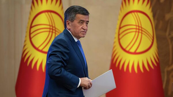 Сооронбай Жээнбеков на внеочередном заседании парламента Киргизии