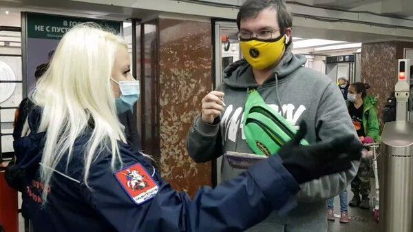 Ковид-контроль: в московском метрополитене проверяют наличие масок и перчаток у пассажиров