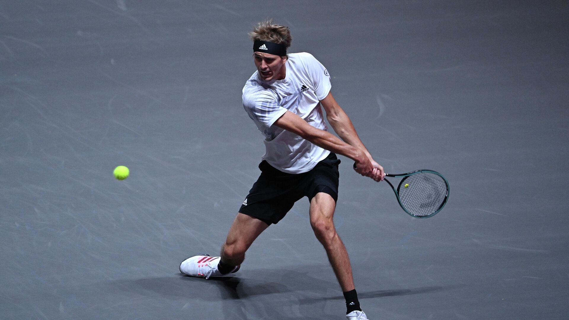 Germany's Alexander Zverev returns a ball to Spain's Fernando Verdasco during the men‘s tennis tournament of the 'Bett1Hulks Indoors' at the Lanxess Arena in Cologne, western Germany, on October 15, 2020. (Photo by Ina FASSBENDER / AFP) - РИА Новости, 1920, 16.10.2020