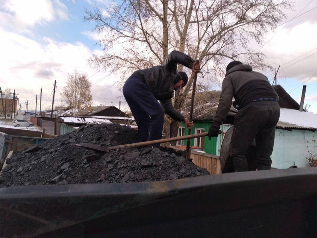 Тепло в дом. В Туве оказывают необычную помощь многодетным семьям - РИА  Новости, 20.10.2020