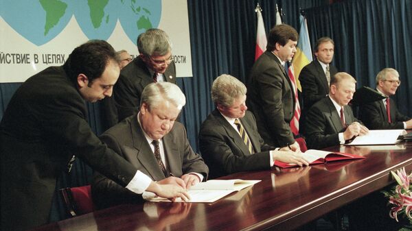 Борис Ельцин, Билл Клинтон, Леонид Кучма и Джон Мэйджор во время подписания Будапештского меморандума