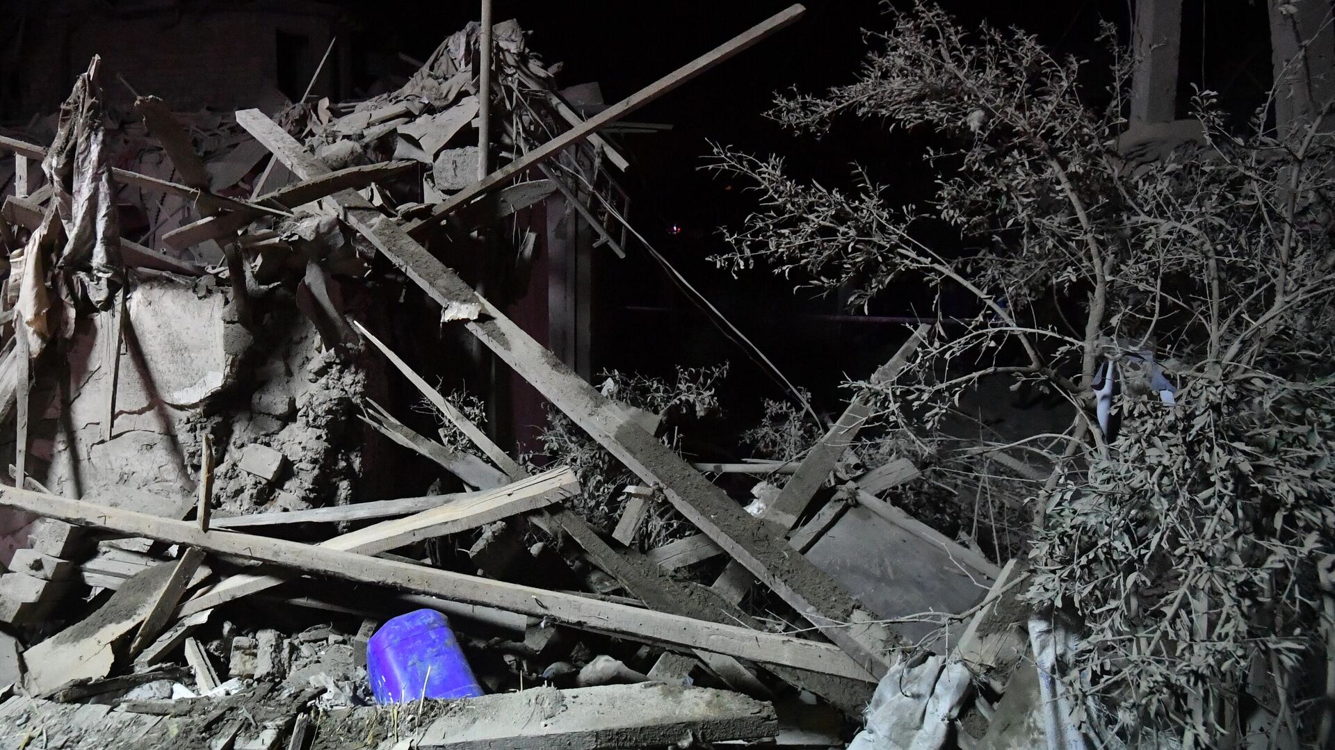 Дома, пострадавшие в результате ракетного обстрела города Гянджа - РИА Новости, 1920, 17.10.2020