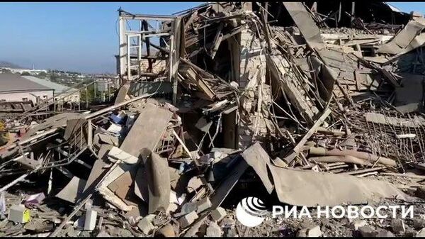 Завалы и руины домов - последствия ночного обстрела в Степанакерте