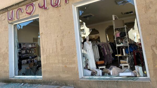 Выбитые витрины магазина в результате ночного обстрела Степанакерта