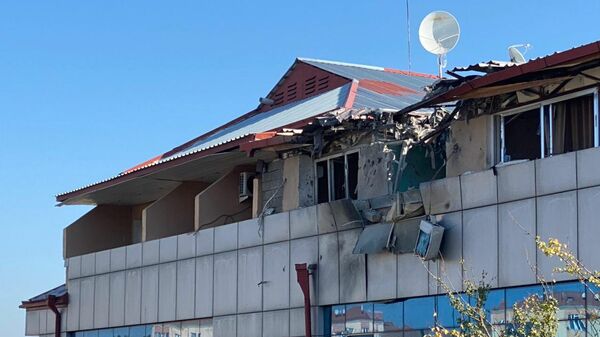 Здание, поврежденное в результате обстрелов Степанакерта
