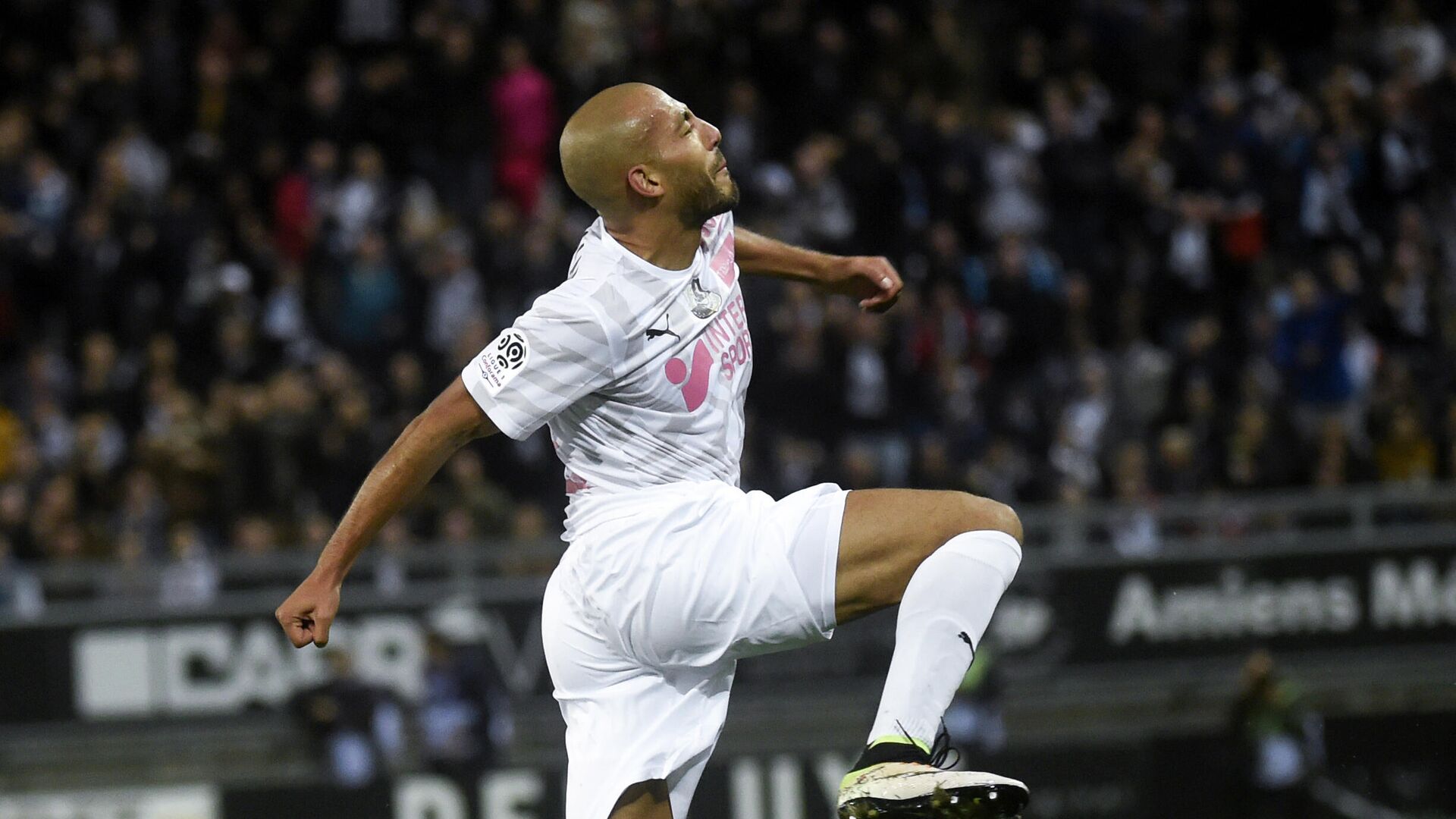 Amiens' Norwegian defender Haitam Aleesami celebrates after scoring a goal during the French L1 football match between SC Amiens and Olympique de Marseille (OM) on October 4, 2019 at the Licorne Stadium in Amiens. (Photo by FRANCOIS LO PRESTI / AFP) - РИА Новости, 1920, 17.10.2020