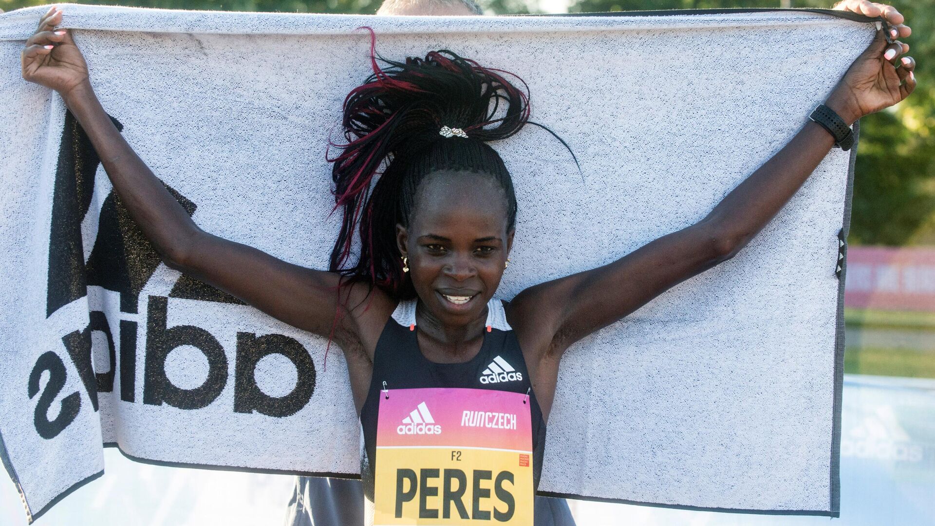 Peres Jepchirchir of Kenya celebrates after winning the women-only half marathon and breaking a new world record on September 5, 2020 in Prague. - Kenya's Peres Jepchirchir ran the fastest women-only half marathon in history in Prague, finishing the race in an hour, five minutes and 34 seconds. (Photo by Michal Cizek / AFP) - РИА Новости, 1920, 17.10.2020