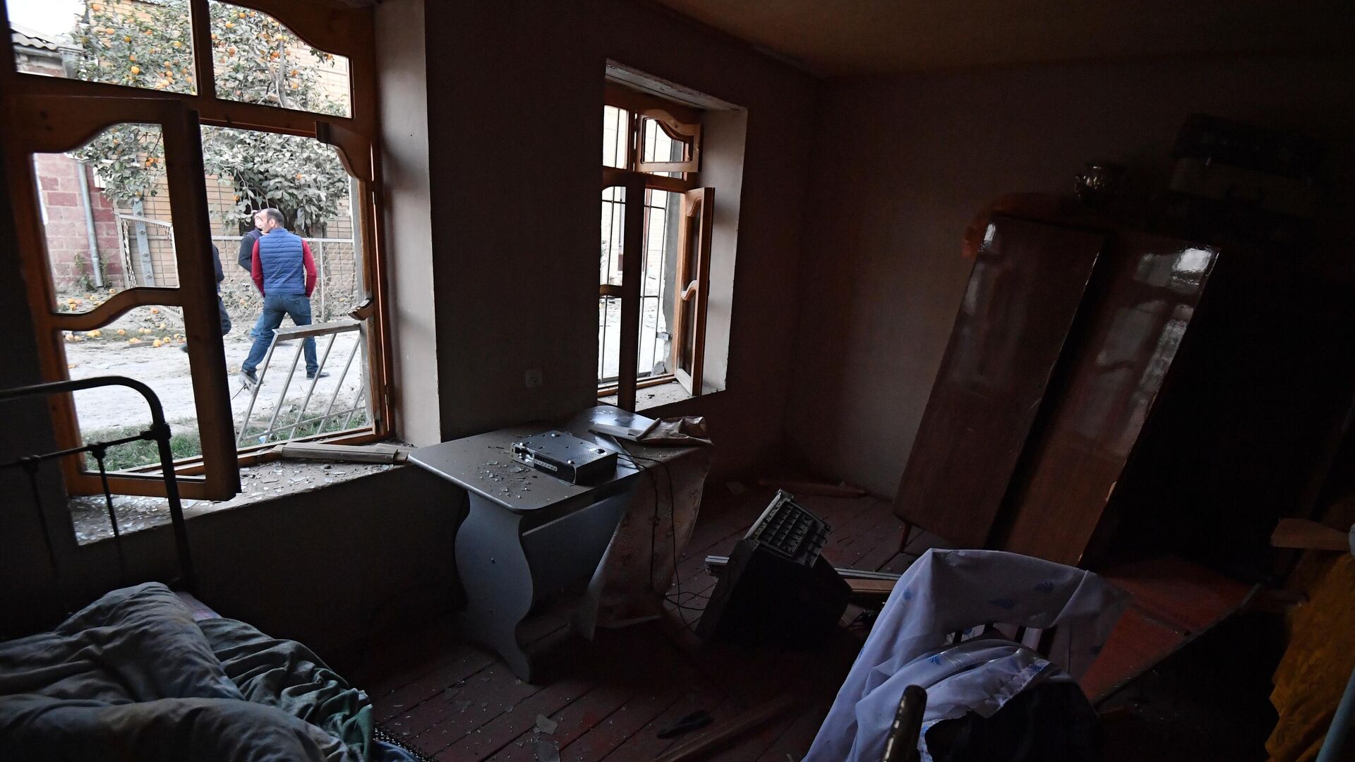 Дом, поврежденный в результате ракетного обстрела города Гянджа - РИА Новости, 1920, 17.10.2020