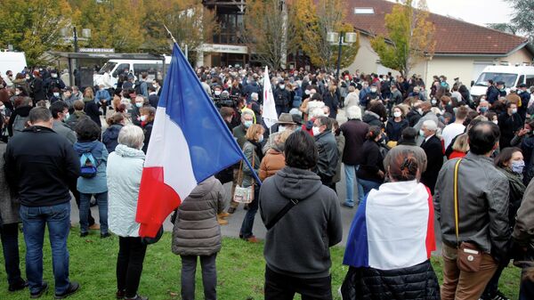 Люди собираются на месте убийства учителя в коммуне Конфлан-Сент-Онорин, Франция