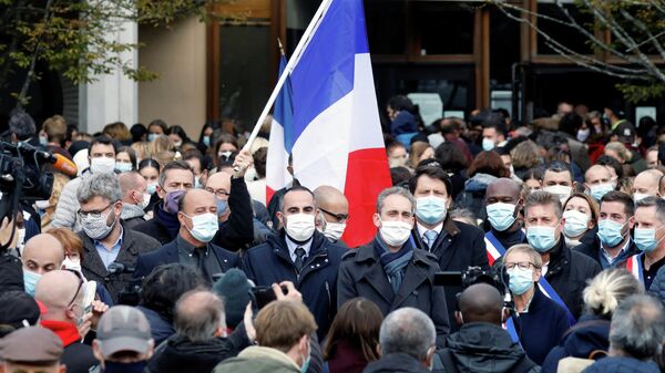 Люди собираются на месте убийства учителя в коммуне Конфлан-Сент-Онорин, Франция