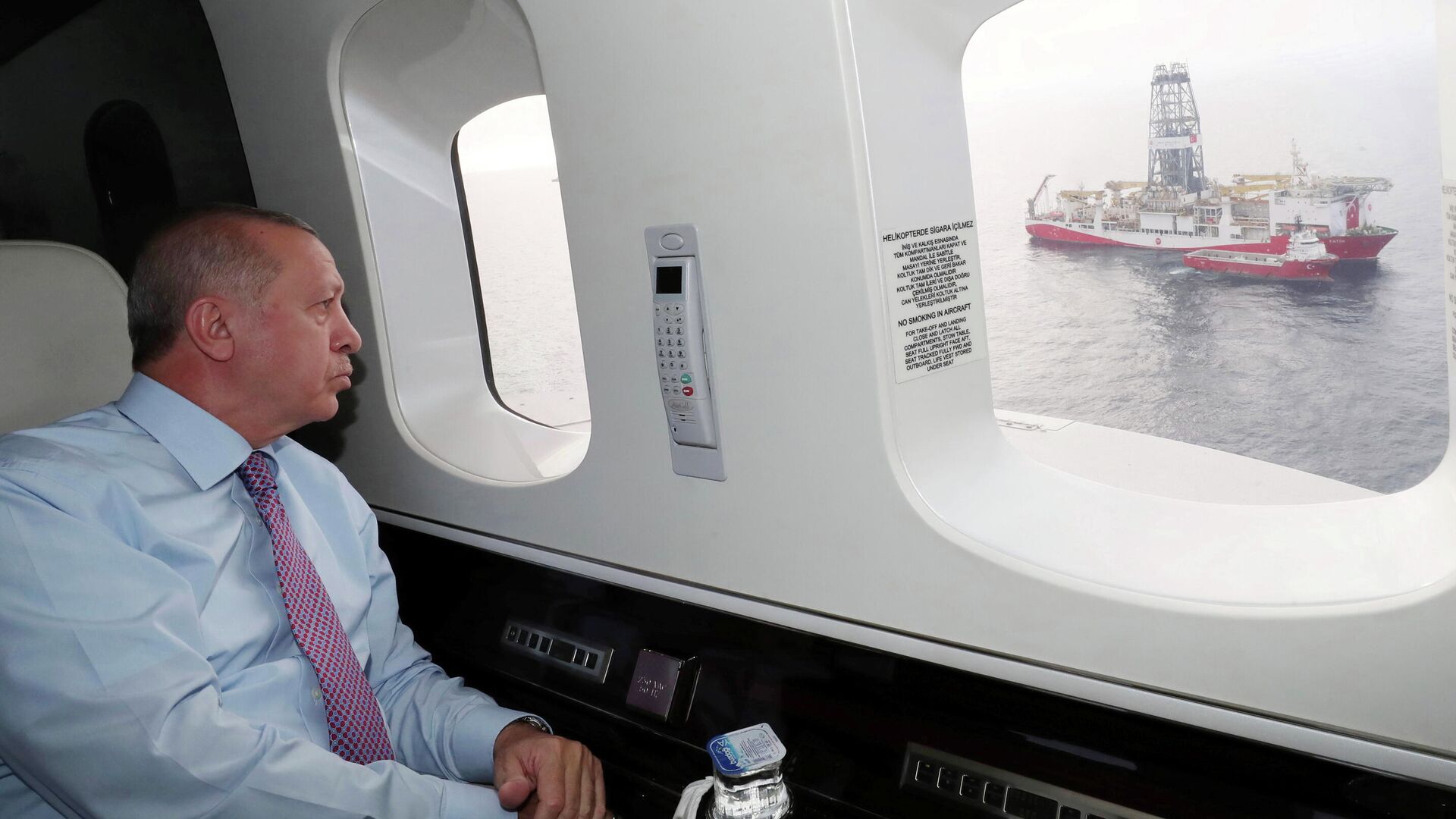 Президент Турции Тайип Эрдоган смотрит на буровое судно Fatih со своего вертолета, Турция. 17 октября 2020 - РИА Новости, 1920, 17.10.2020