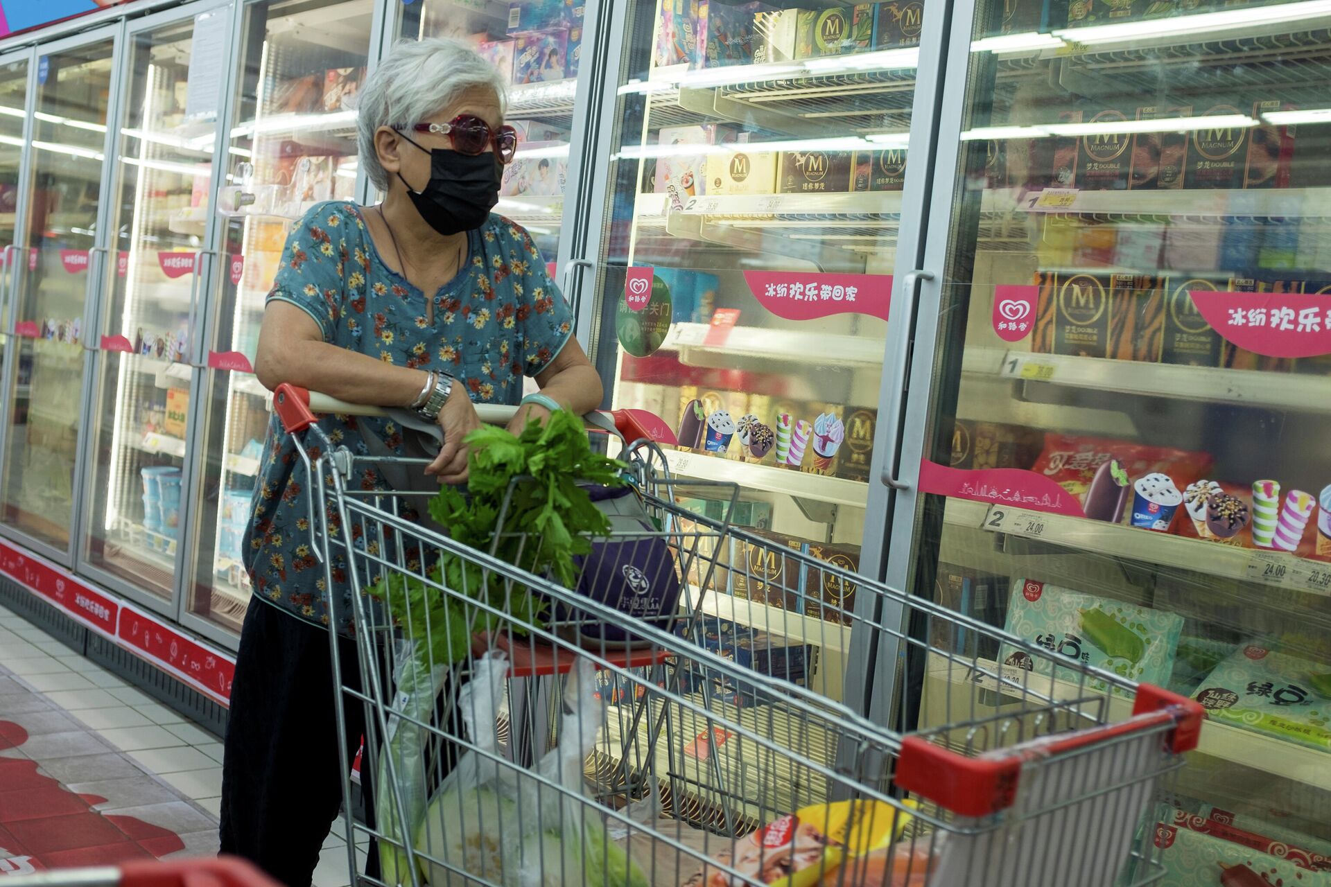 Женщина у стеллажа с замороженной продукцией в супермаркете в Пекине, КНР - РИА Новости, 1920, 23.10.2020