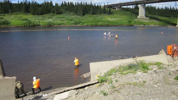 Учения по ликвидации последствий аварийных разливов нефти и нефтепродуктов на реке Колва в Ненецком автономном округе