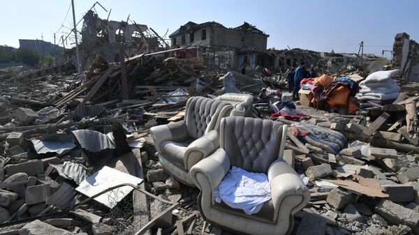 Мебель и вещи, которые жители Гянджи собирают среди обломков своих домов, разрушенных после обстрела