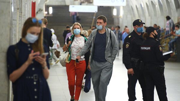 Пассажиры Московского метрополитена, где проводится проверка масочного режим