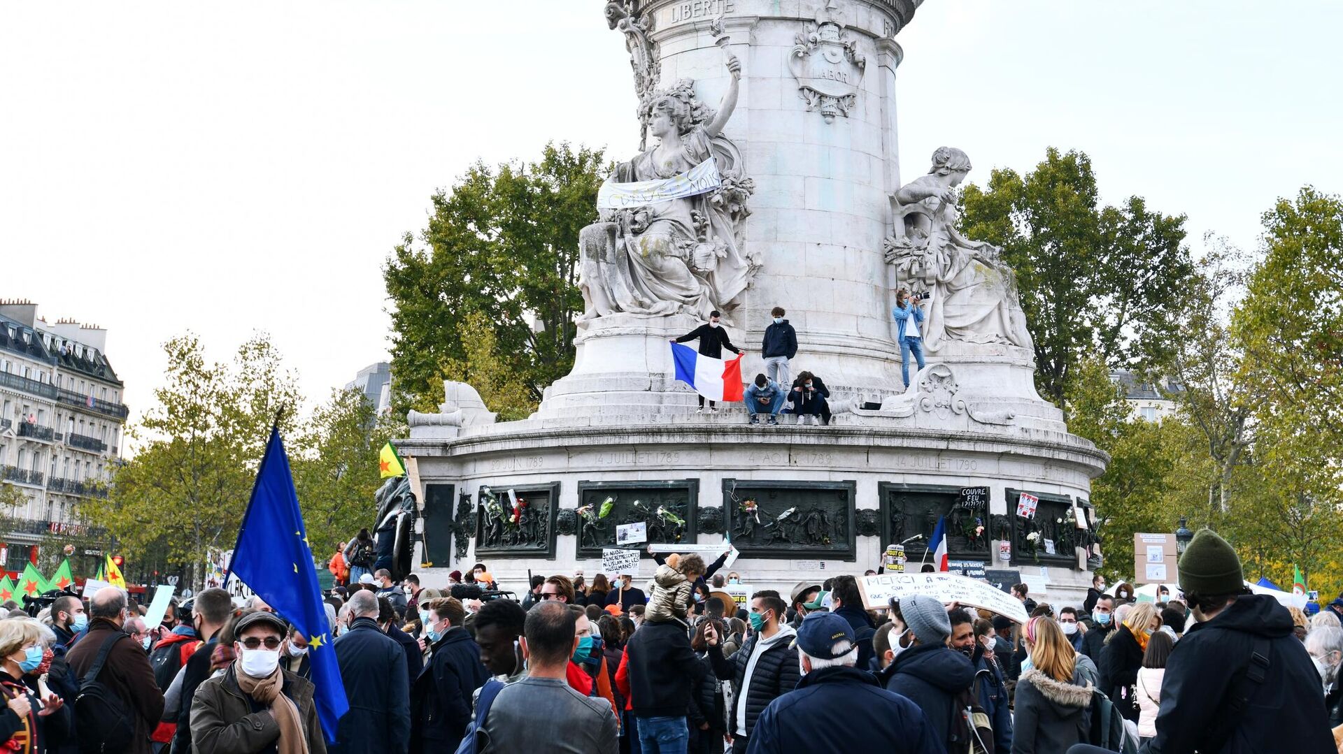 Участники акции памяти на площади Республики в Париже - РИА Новости, 1920, 28.10.2020