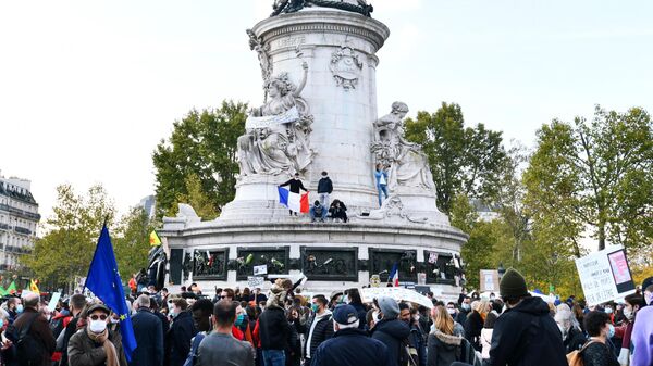 Участники акции памяти на площади Республики в Париже