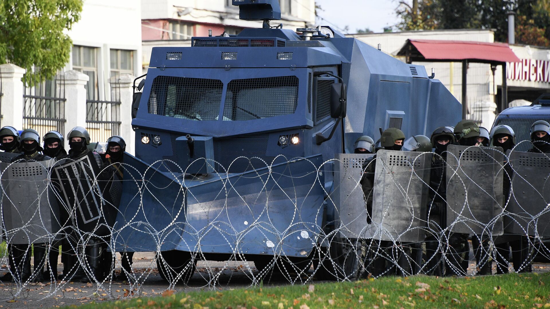 Сотрудники правоохранительных органов Белоруссии во время несанкционированной акции протеста в Минске - РИА Новости, 1920, 24.10.2020