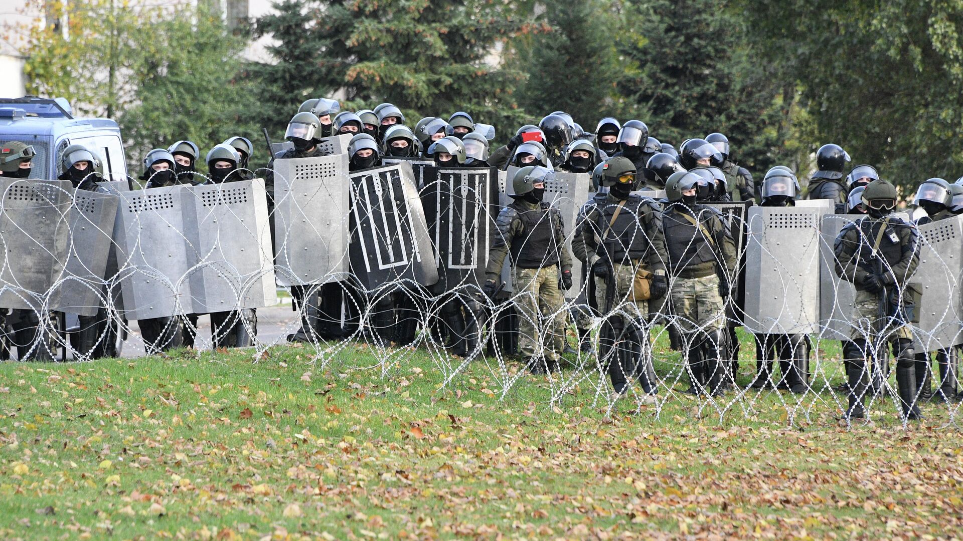 Сотрудники правоохранительных органов Белоруссии во время несанкционированной акции протеста в Минске - РИА Новости, 1920, 19.10.2020