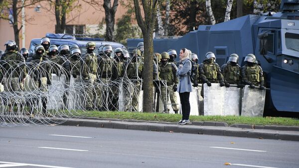 Сотрудники правоохранительных органов Белоруссии во время несанкционированной акции протеста в Минске