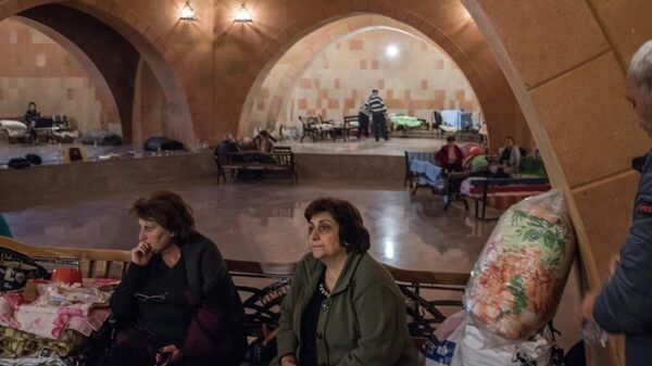Жители Степанакерта скрываются от обстрелов города в нижней части храма