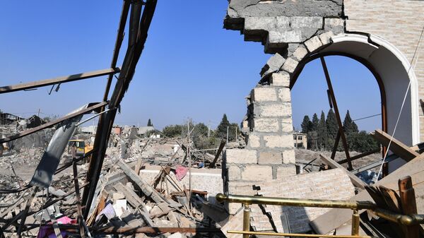 Дом в Гяндже, разрушенный после обстрела