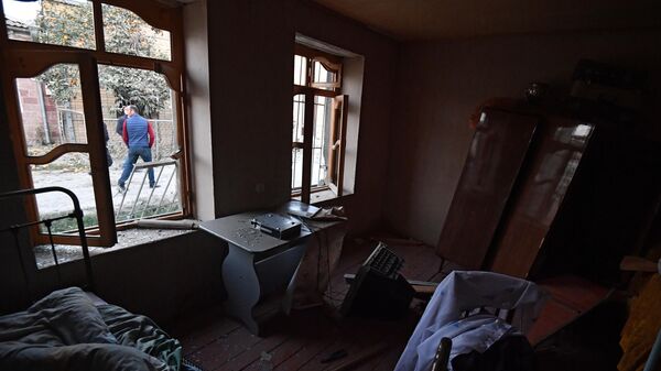 Дом, поврежденный в результате ракетного обстрела города Гянджа