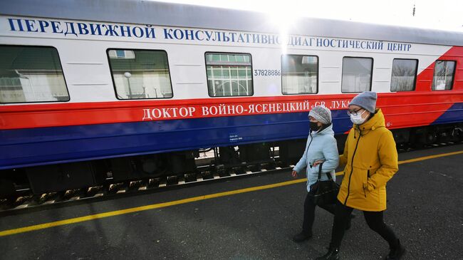 Местные жители у передвижного консультативно-диагностического центра в Республике Хакасия