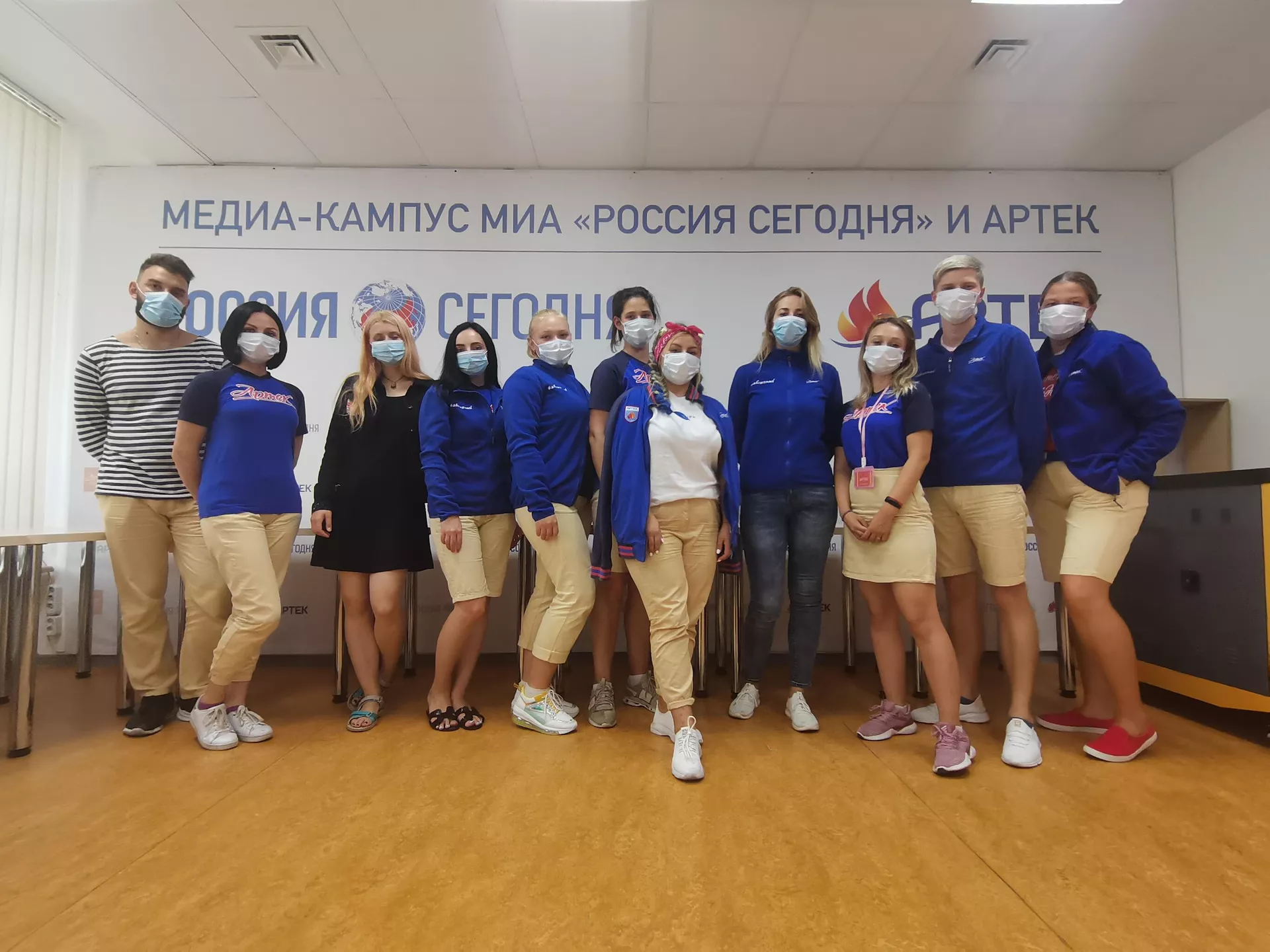 Вожатые и педагоги на онлайн мастер-классе по журналистике в медиакампусе МИА Россия сегодня и МДЦ Артек Вожатые и педагоги на онлайн мастер-классе по журналистике в медиакампусе МИА Россия сегодня и МДЦ Артек - РИА Новости, 1920, 19.10.2020
